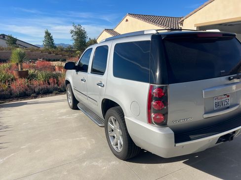 Used 2014 GMC Yukon Denali image 4