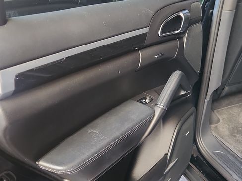 Used 2012 Porsche Cayenne Sport Utility 4D w/ Convenience Pkg image 8