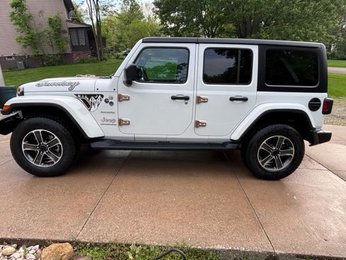 Used 2023 Jeep Wrangler Unlimited Sahara w/ Cold Weather Group AWD/4WD image 8