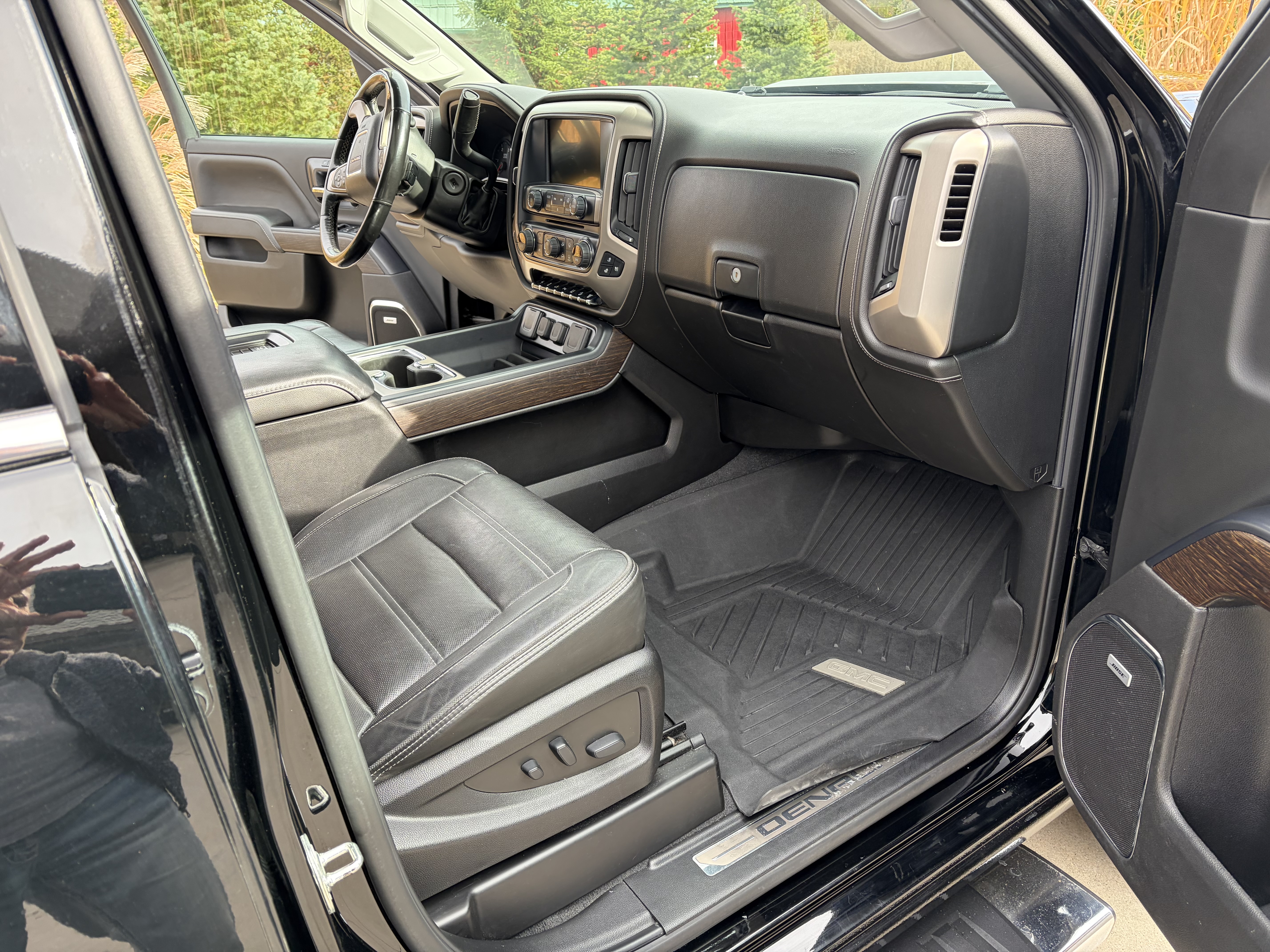 Used 2019 GMC Sierra 2500 Denali w/ Duramax Plus Package AWD/4WD image 2