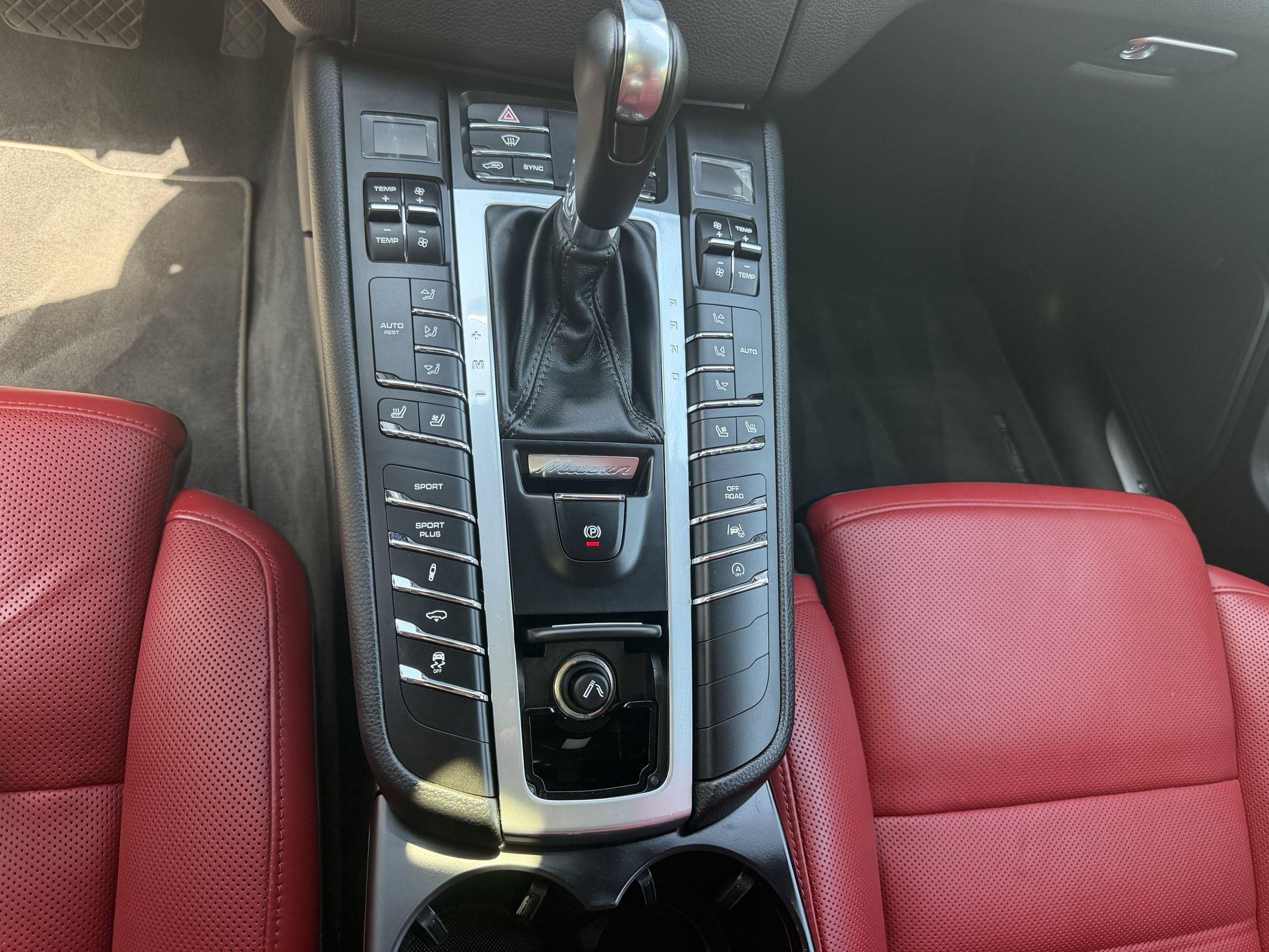 Used 2018 Porsche Macan Turbo AWD/4WD image 14