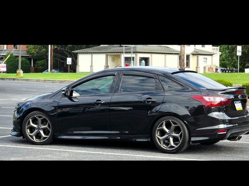 Used 2014 Ford Focus SE w/ SE Winter Package image 2