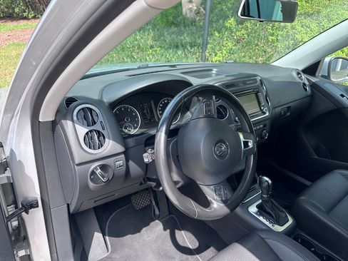 Used 2013 Volkswagen Tiguan SE image 9