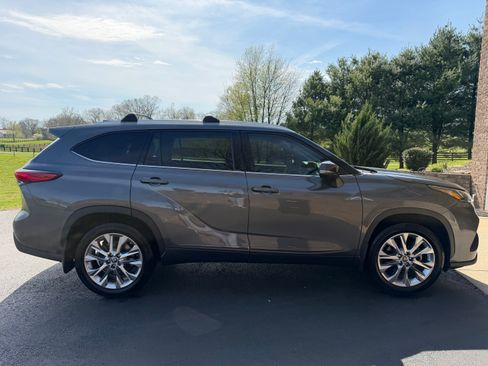 Used 2022 Toyota Highlander Limited image 12