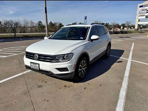 Used 2019 Volkswagen Tiguan SE image 1
