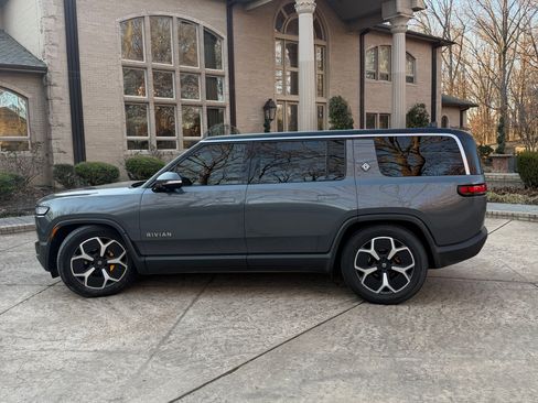 Used 2023 Rivian R1S Adventure image 1