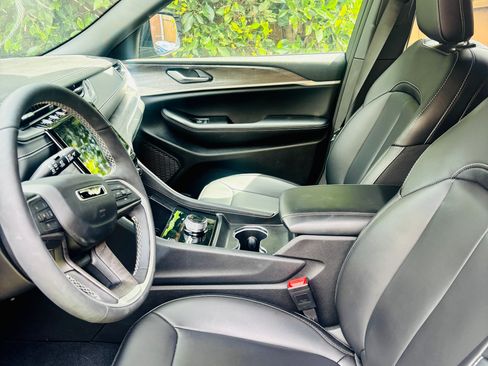 Used 2025 Jeep Grand Cherokee Limited w/ Black Appearance Package image 9