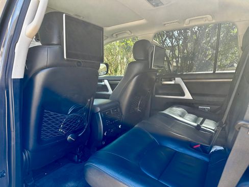 Used 2016 Toyota Land Cruiser image 13