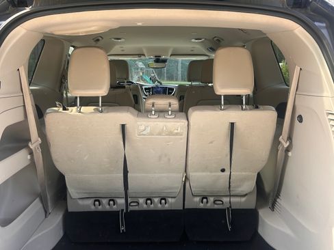 Used 2019 Chrysler Pacifica Touring-L Plus w/ Advanced Safetytec Group FWD image 11