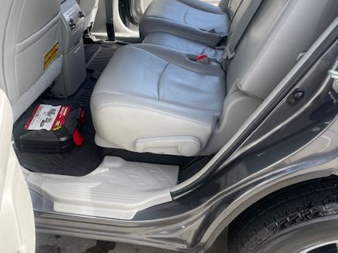 Used 2012 Toyota Highlander SE w/ Tow Pkg image 6