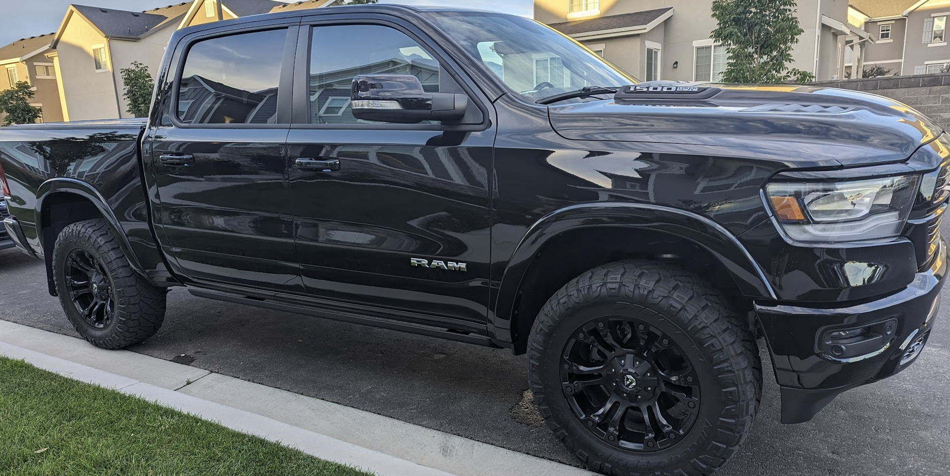 Used 2019 RAM 1500 Laramie AWD/4WD image 13