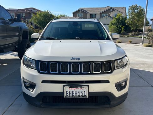 Used 2018 Jeep Compass Latitude image 1