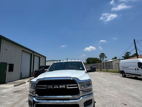 Used 2024 RAM 2500 Tradesman w/ Chrome Appearance Group AWD/4WD image 18