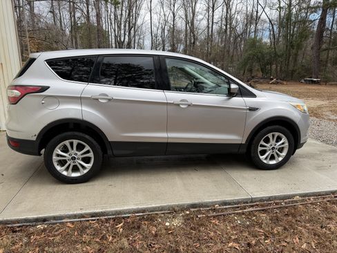 Used 2017 Ford Escape SE image 1