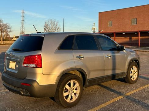 Used 2013 Kia Sorento LX image 2