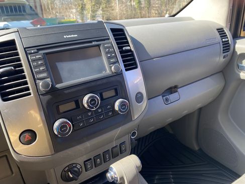 Used 2014 Nissan Frontier SL w/ SL Moonroof Package AWD/4WD image 6