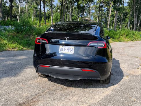 Used 2022 Tesla Model Y Long Range image 11