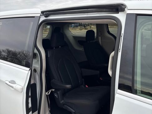 Used 2020 Chrysler Pacifica Touring image 12