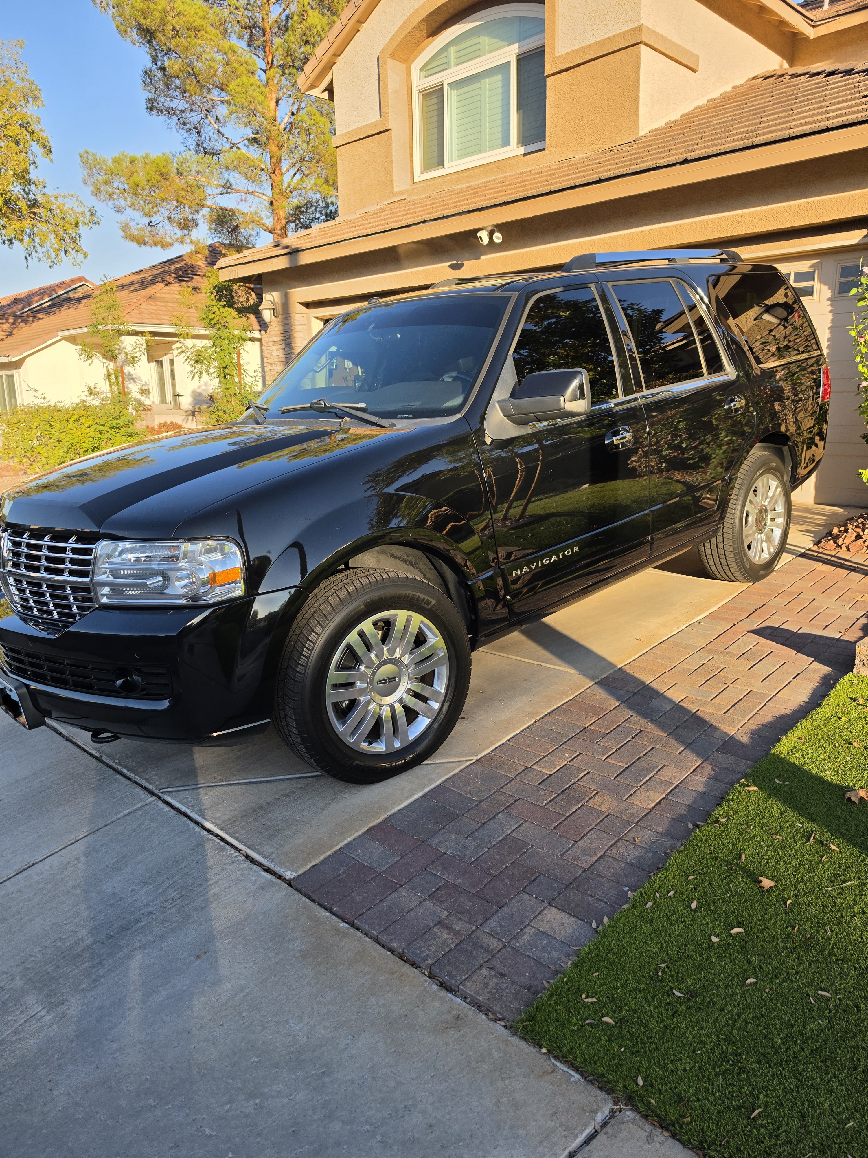Used 2012 Lincoln Navigator 4WD image 6