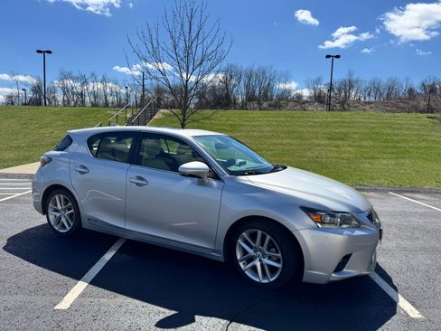 Used 2015 Lexus CT 200h w/ Navigation Package image 2