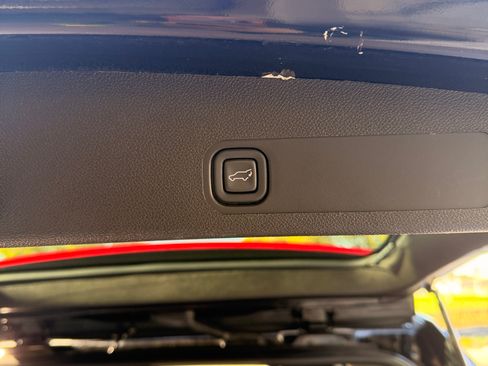 Used 2011 Cadillac Escalade Premium image 13