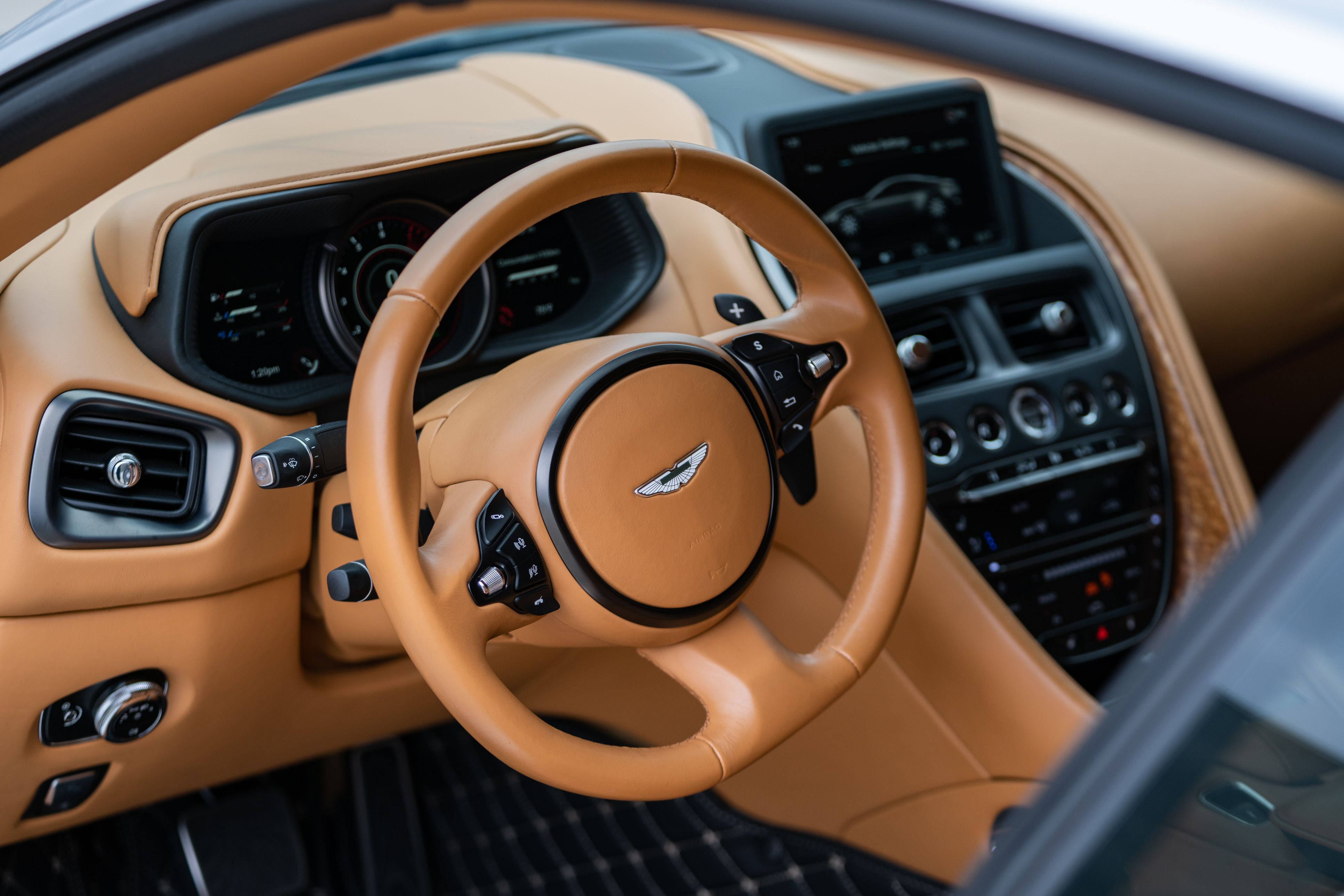 Used 2017 Aston Martin DB11 V12 RWD image 13