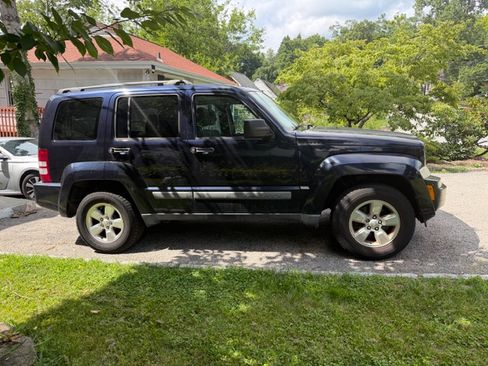 Used 2011 Jeep Liberty Sport w/ Popular Equipment Group AWD/4WD image 4