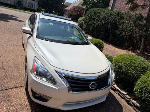 Used 2015 Nissan Altima 2.5 SL w/ Technology Package FWD image 2