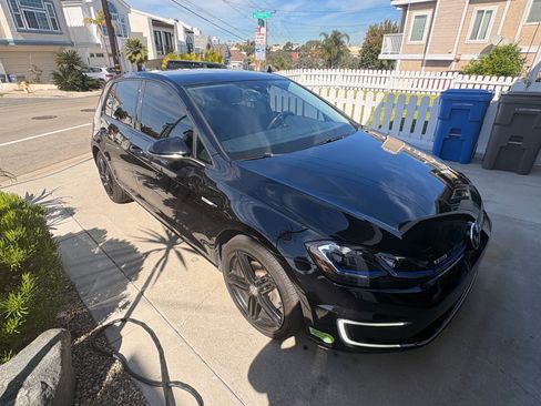 Used 2017 Volkswagen e-Golf SEL Premium w/ Driver Assistance Package image 2