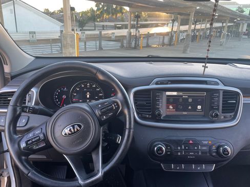 Used 2017 Kia Sorento LX w/ LX Convenience Package image 12