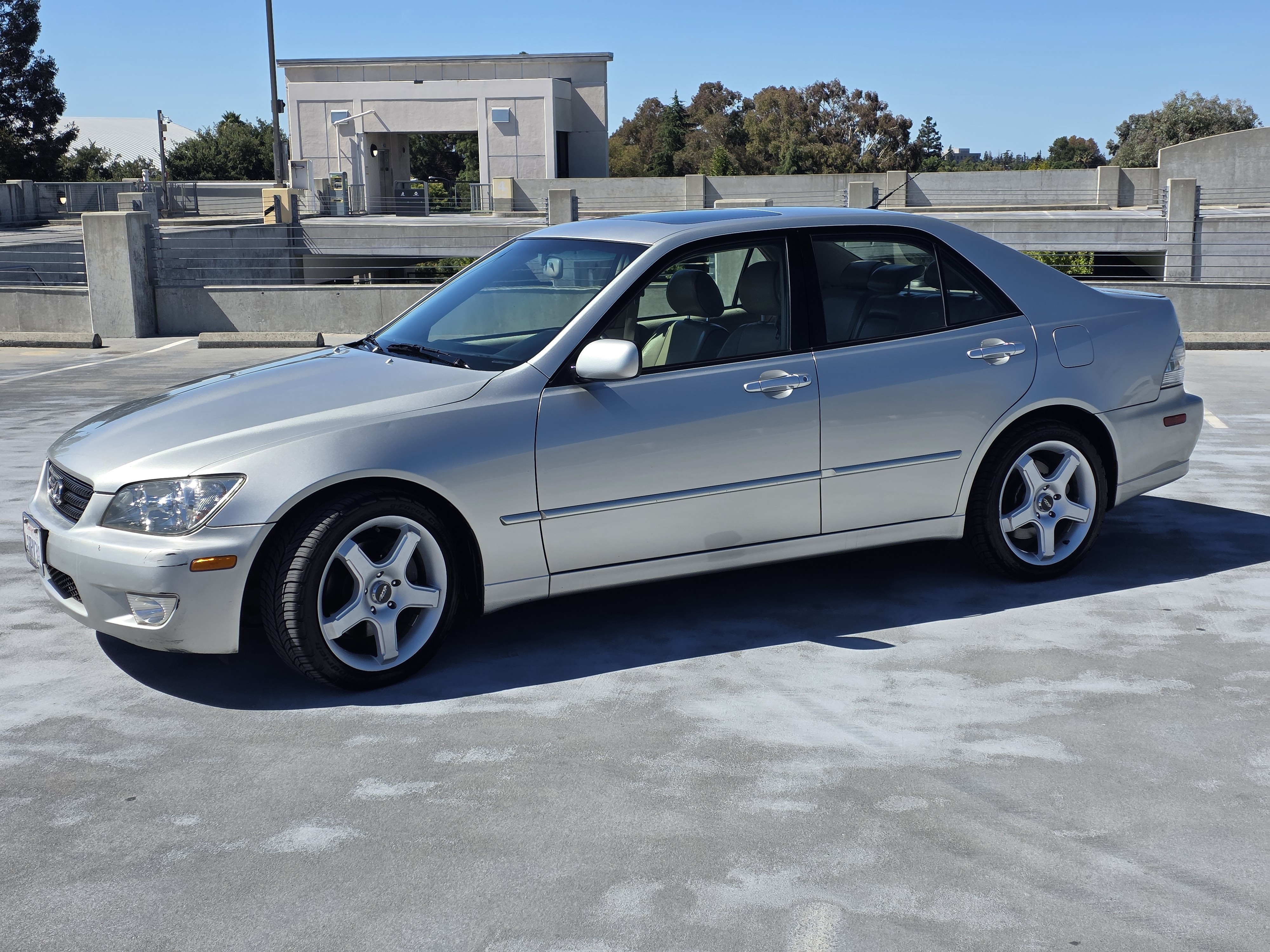 Used 2002 Lexus IS 300 RWD image 2