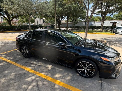 Used 2019 Toyota Camry SE FWD image 1