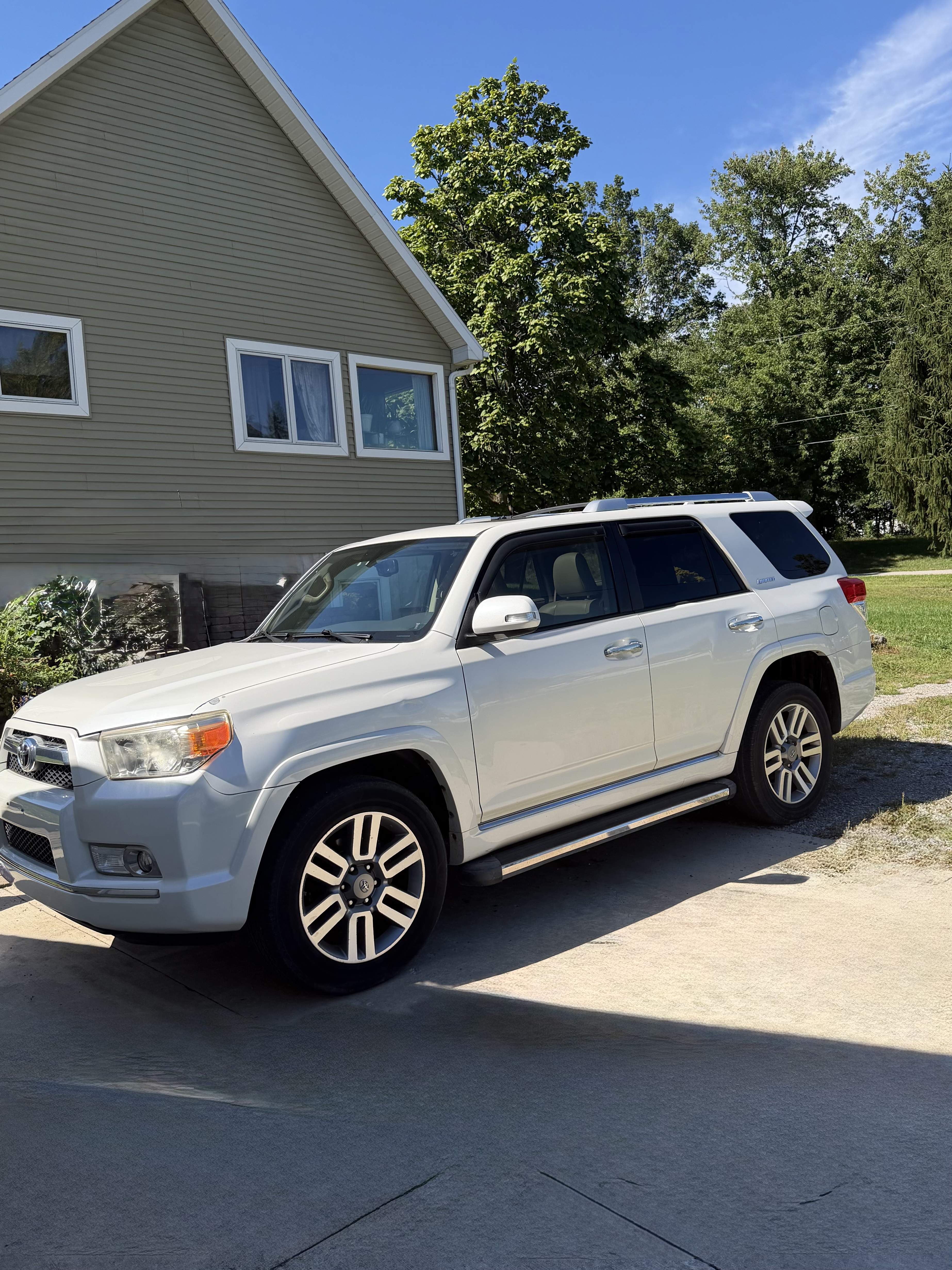 Used 2011 Toyota 4Runner Limited AWD/4WD image 4