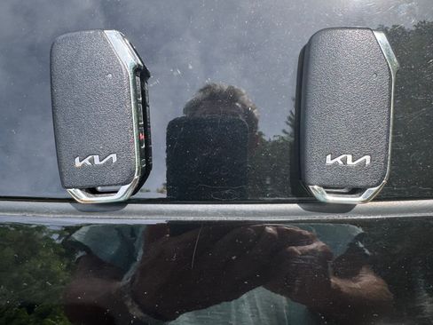 Used 2023 Kia Niro EX Touring FWD image 10