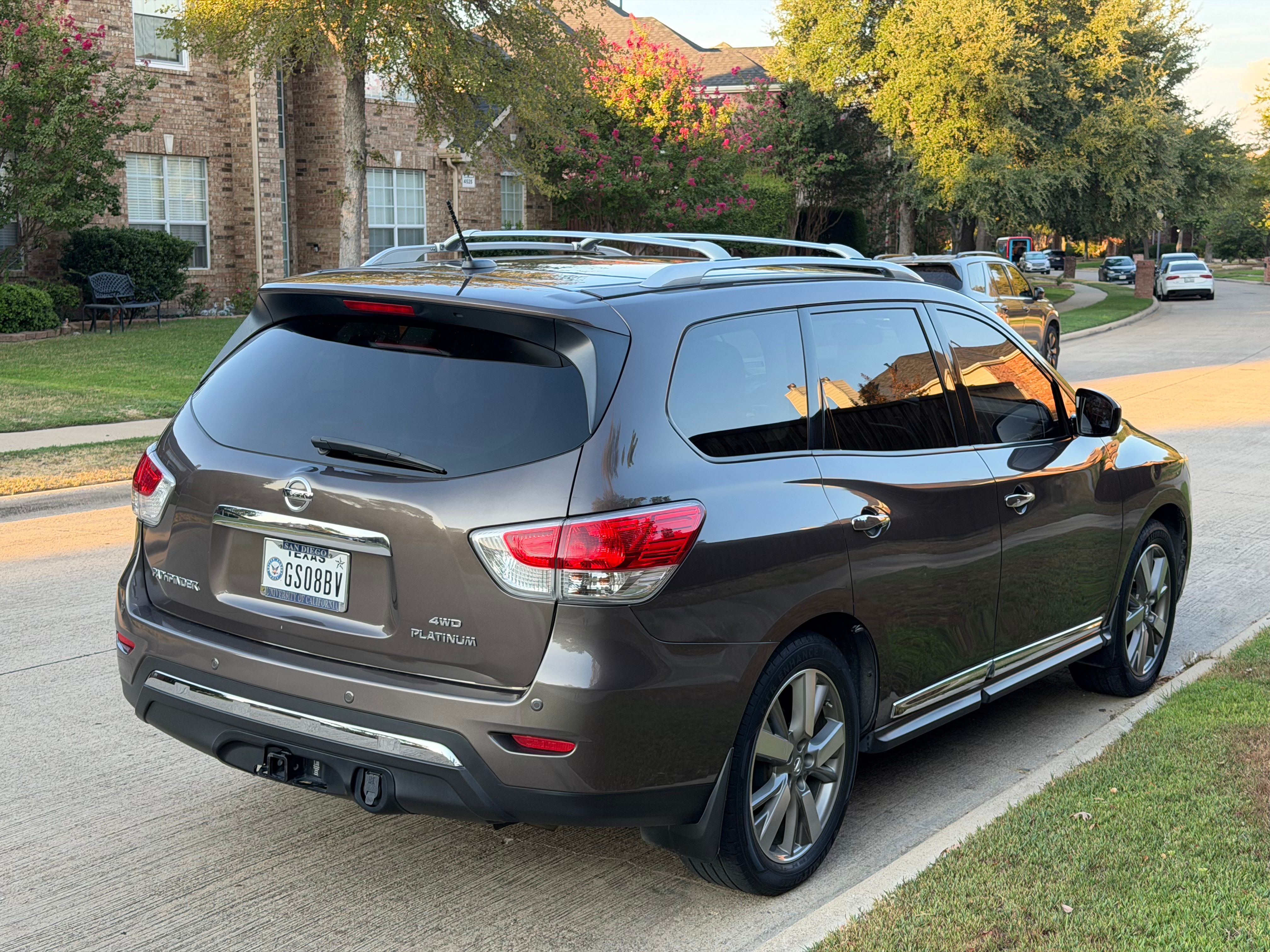 Used 2015 Nissan Pathfinder Platinum w/ Family Entertainment Package FWD image 10