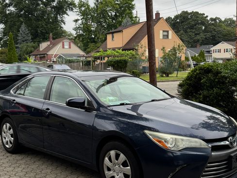 Used 2016 Toyota Camry LE image 2