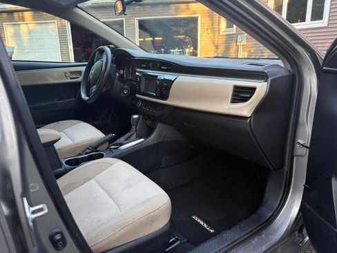 Used 2015 Toyota Corolla LE FWD image 9
