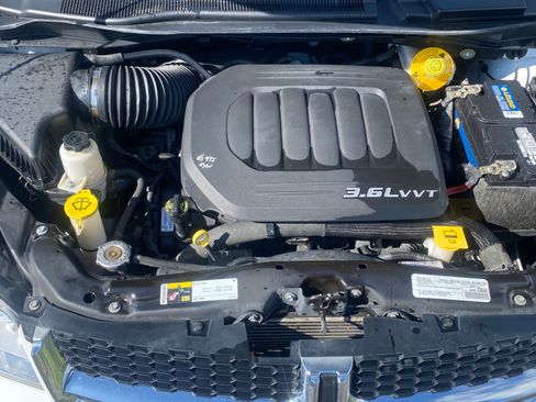 Used 2019 Dodge Grand Caravan SXT image 17