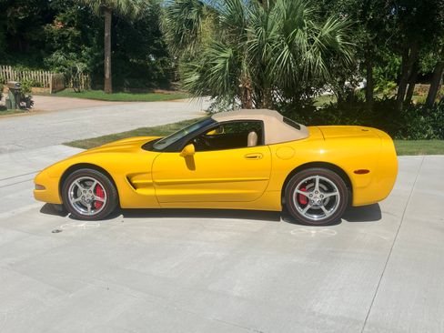 Used 2001 Chevrolet Corvette Convertible w/ Preferred Equipment Group2 RWD image 12