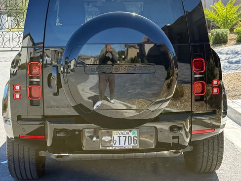 Used 2025 Land Rover Defender 90 X-Dynamic SE image 4