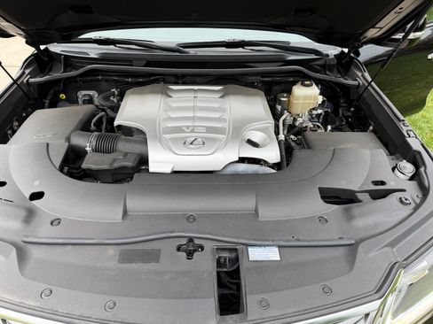 Used 2021 Lexus LX 570 4WD w/ Luxury Package image 18