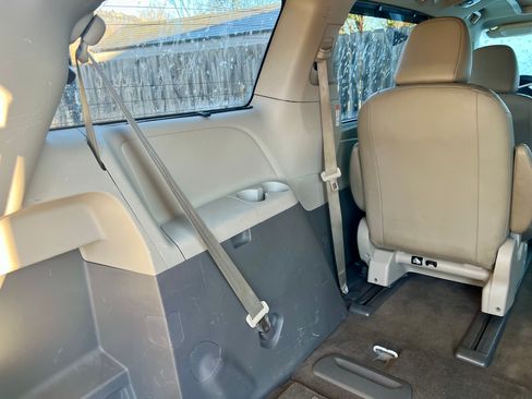 Used 2018 Toyota Sienna XLE image 24