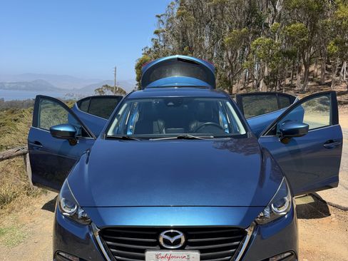 Used 2018 MAZDA MAZDA3 Touring FWD image 2