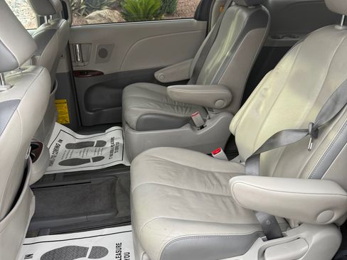 Used 2012 Toyota Sienna Limited w/ Premium Pkg image 9