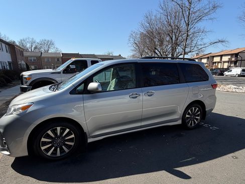 Used 2019 Toyota Sienna XLE image 5