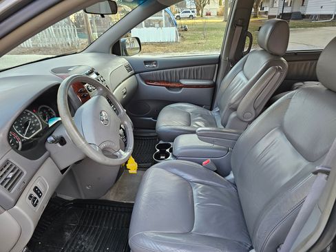 Used 2004 Toyota Sienna XLE Limited image 2