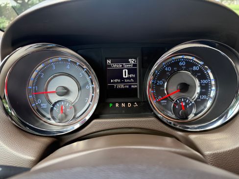 Used 2016 Chrysler Town & Country Touring w/ Driver Convenience Group FWD image 15