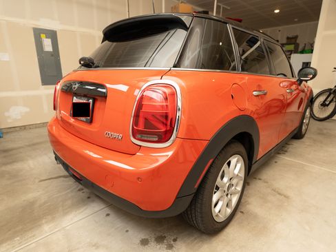 Used 2021 MINI Cooper 4-Door Hardtop w/ Storage Package FWD image 5