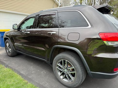 Used 2017 Jeep Grand Cherokee Limited AWD/4WD image 4