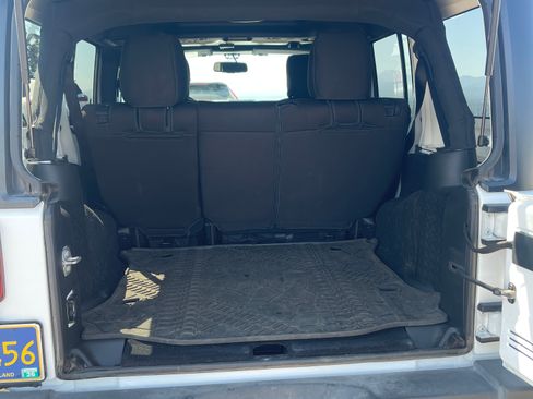 Used 2018 Jeep Wrangler Unlimited Rubicon w/ Connectivity Group AWD/4WD image 15